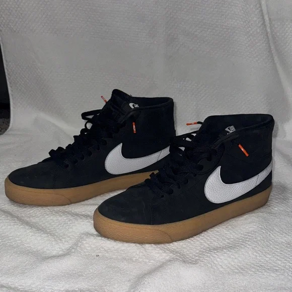 Nike Black and White Men's Sneakers with Gum Sole - Picture 1 of 6